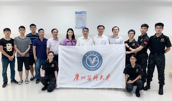 说明: D:\王琳\团委工作\通讯稿\2019.9.3.【通讯稿】省红十字会、学校领导指导我校学生备战全国急救大赛\3.授校旗.jpg 说明: D:\王琳\团委工作\通讯稿\2019.9.3.【通讯稿】省红十字会、学校领导指导我校学生备战全国急救大赛\3.授校旗.jpg